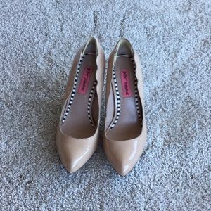 Betsy Johnson Scalloped nude heels 7 1/2